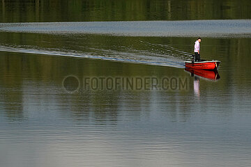 Dranse  Deutschland  Jugendlicher faehrt stehend in einem Boot ueber einen See