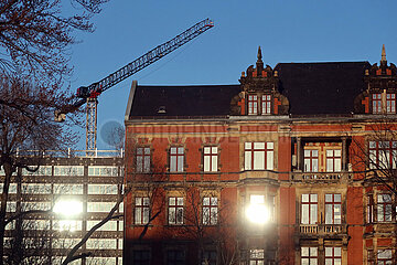 Berlin  Deutschland  Baukran hinter einem Wohnhaus