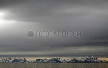 Andoy  Norwegen  Berglandschaft an der Kueste im Winter bei Regenwetter