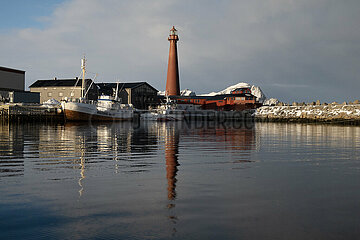 Andoy  Norwegen  Blick auf den Hafen mit dem Leuchtturm Andenes fyr