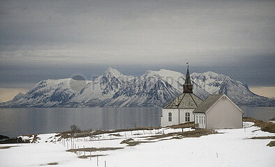 Dverberg  Norwegen  Blick auf die Dverberg-Kirche an der Kueste im Winter