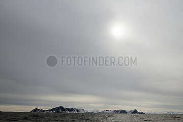 Andoy  Norwegen  Berglandschaft an der Kueste im Winter