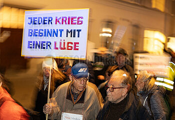 München Steht Auf demonstriert gegen BR  Merkur und TZ