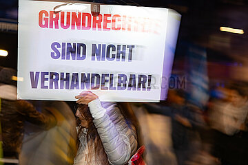 München Steht Auf demonstriert gegen BR  Merkur und TZ