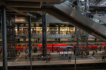 Deutschland  Berlin - Blick auf die Tiefebene im Berliner Hauptbahnhof (Berlin Hbf) mit einem Regionalexpress