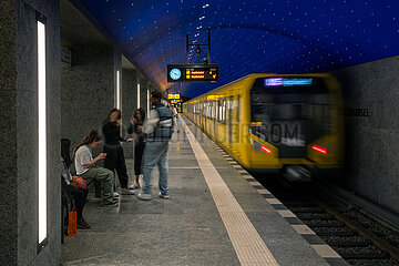 Deutschland  Berlin - der moderne U-Bahnhof Museumsinsel  abfahrende U5