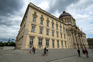 Deutschland  Berlin - Humboldt Forum in Berln-Mitte mit der neu erbauten Barock-Fassade und dem Haupteingang