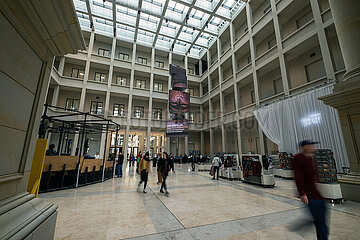 Deutschland  Berlin - Foyer im Humboldt Forum in Berln-Mitte mit Tageslicht  das durch die Decke kommt