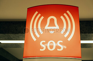 Deutschland  Berlin - SOS-Saeule in einem U-Bahnhof