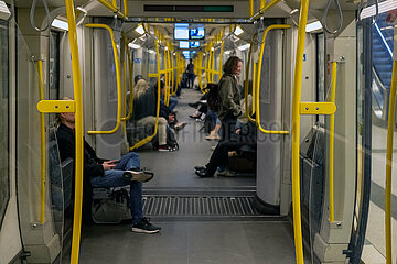 Deutschland  Berlin - In der U-Bahn-Linie 5