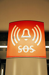 Deutschland  Berlin - SOS-Saeule in einem U-Bahnhof