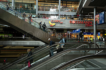 Deutschland  Berlin - Menschen auf Rolltreppen im Berliner Hauptbahnhof (Berlin Hbf) in der mittleren Ebene