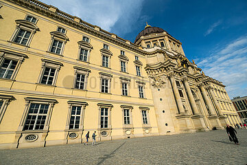 Deutschland  Berlin - Humboldt Forum in Berln-Mitte mit der neu erbauten Barock-Fassade und dem Haupteingang