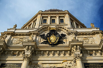 Deutschland  Berlin - Humboldt Forum in Berln-Mitte mit der neu erbauten Barock-Fassade  preussisches Wappen am Haupteingang