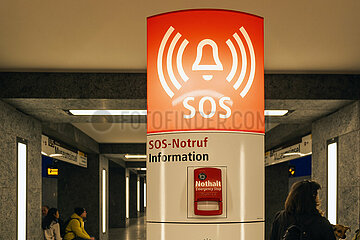Deutschland  Berlin - SOS-Saeule im U-Bahnhof Museumsinsel