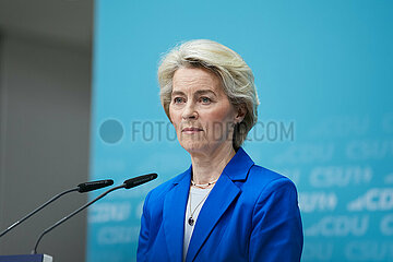 Berlin  Deutschland - Ursula von der Leyen bei der Pressekonferenz zur Vorstellung des Europawahlprogramms von CDU und CSU.