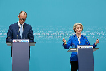 Berlin  Deutschland - Friedrich Merz und Ursula von der Leyen bei der Pressekonferenz zur Vorstellung des Europawahlprogramms von CDU und CSU.