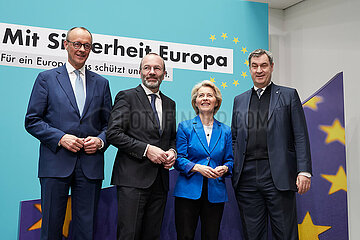 Berlin  Deutschland - Friedrich Merz  Manfred Weber  Ursula von der Leyen und Markus Soeder bei der Vorstellung des Europawahlprogramms von CDU und CSU.