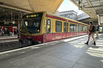 Berlin  Deutschland  S-Bahn der Linie 2 faehrt im Bahnhof Suedkreuz ein