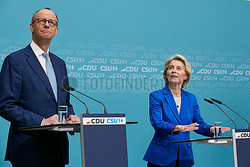 Berlin  Deutschland - Friedrich Merz und Ursula von der Leyen bei der Pressekonferenz zur Vorstellung des Europawahlprogramms von CDU und CSU.