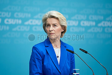 Berlin  Deutschland - Ursula von der Leyen bei der Pressekonferenz zur Vorstellung des Europawahlprogramms von CDU und CSU.