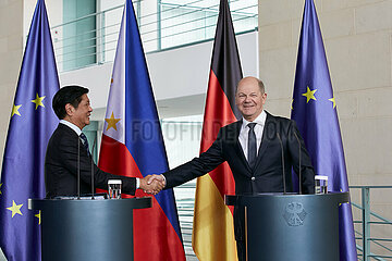 Berlin  Deutschland - Ferdinand Marcos Junior und Olaf Scholz beim Haendeschuetteln nach der gemeinsamen Pressekonferenz im Kanzleramt.