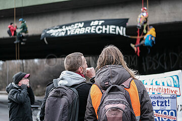 Abseilaktion gegen A100 Weiterbau in Berlin