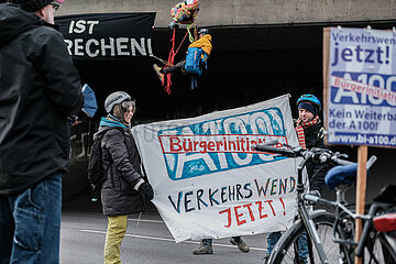 Abseilaktion gegen A100 Weiterbau in Berlin