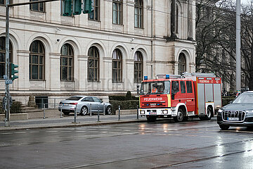 Letzte Generation besprüht Verkehrsministerium von Feuerwehrfahrzeug mit Farbe und Wasser