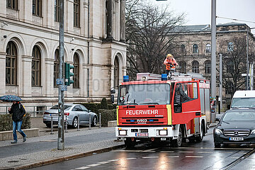 Letzte Generation besprüht Verkehrsministerium von Feuerwehrfahrzeug mit Farbe und Wasser