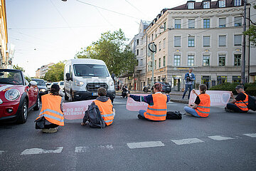 Letzte Generation blockiert Dachauer Straße in München