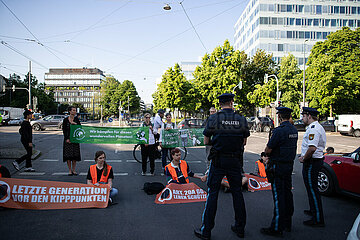 Letzte Generation blockiert Dachauer Straße in München