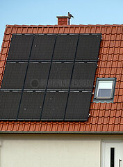 Deutschland  Boltenhagen - Fotovoltaik auf dem Dach eines Einfamilienhauses