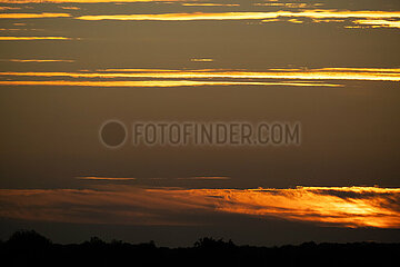 Deutschland  Rolofshagen - roter Himmel beim Sonnenuntergang