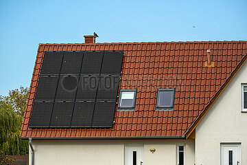 Deutschland  Boltenhagen - Fotovoltaik auf dem Dach eines Einfamilienhauses