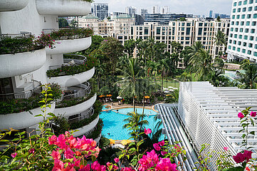 Singapur  Republik Singapur  Blick vom Garden Wing auf den Pool und Garten des Shangri-La Hotel