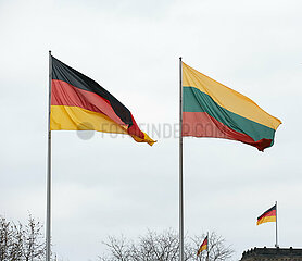 Berlin  Deutschland - Die Flaggen von Deutschland  Litauen und die Europaflagge am Kanzleramt.