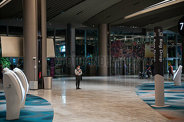 Singapur  Republik Singapur  Ein Flugreisender steht in der Abflughalle des modernisierten Terminal 2 am Flughafen Changi