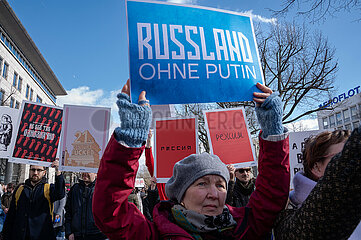 Berlin  Deutschland  Demonstration vor der Russischen Botschaft unter dem Titel Schluss mit Putin  mit Krieg  Luege und Repressionen