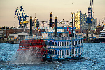 Deutschland  Hamburg - Grosse Hafenrundfahrt mit Raddampfer  rechts die Elbphilharmonie Hamburg