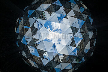 Deutschland  Hamburg - Rundes Prisma  in der City als Installation aufgestellt  in das man mit dem Blick nach oben hineinschaut