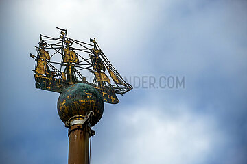 Deutschland  Hamburg - Saeule mit einem Globus und Segelschiff am Rathausmarkt
