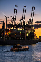 Deutschland  Hamburg - Containerterminal mit Containerbruecken im Hamburger Hafen  vorne ein Ausflugsboot