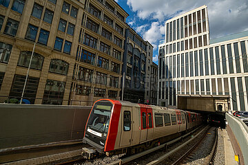 Deutschland  Hamburg - Hochbahn der Hamburger Hochbahn AG  fuehrt hier unter einem Haus in den Untergrund