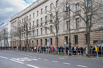 Berlin  Deutschland  Russische Staatsbuerger beim Schlangestehen vor der Russischen Botschaft in Mitte