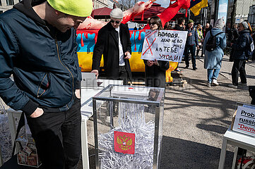 Berlin  Deutschland  Demonstration vor der Russischen Botschaft unter dem Titel Schluss mit Putin  mit Krieg  Luege und Repressionen“  Installation symbolisiert Wahlfaelschung
