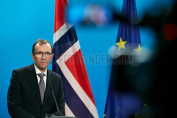 Berlin  Deutschland - Der norwegische Aussenminister Espen Barth Eide bei der Pressekonferenz im Aussenministerium.
