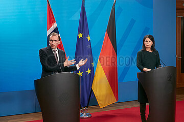 Berlin  Deutschland - Der norwegische Aussenminister Espen Barth Eide und die Bundesaussenministerin Annalena Baerbock bei der gemeinsamen Pressekonferenz im Aussenministerium.