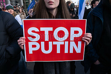 Berlin  Deutschland  Demonstration vor der Russischen Botschaft unter dem Titel Schluss mit Putin  mit Krieg  Luege und Repressionen