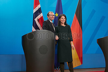 Berlin  Deutschland - Der norwegische Aussenminister Espen Barth Eide und die Bundesaussenministerin Annalena Baerbock nach der gemeinsamen Pressekonferenz im Aussenministerium.